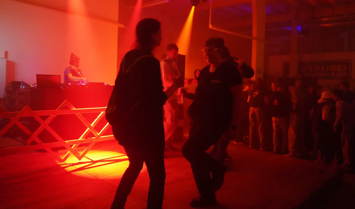 Zwei tanzende Frauen